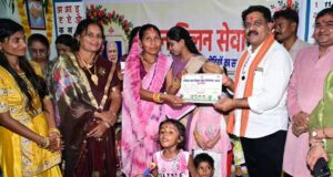 फूल लेकर आए नन्हे कदम, उप मुख्यमंत्री ने बच्चों को गोद में उठाया, बच्चों की मासूमियत ने जीता दिल