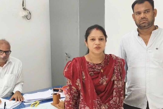 अपने नाम जमीन की रजिस्ट्री पर महिला किसान चंद्रकांता को 9,510 रुपये की राहत