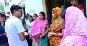 बाढ़ की मुश्किल घड़ी में अपनों के बीच पहुंचे वित्त मंत्री ओ.पी. चौधरी