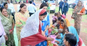 मंत्री लक्ष्मी राजवाड़े ने आंगनबाड़ी केंद्रों में बच्चों को कराया न्योता भोज, माताओं को भेंट किए मुनगा के पौधे