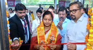 मुख्यमंत्री तीर्थ दर्शन योजना: मंत्री लक्ष्मी राजवाड़े ने भारत गौरव टूरिस्ट ट्रेन को दिखाई हरी झंडी