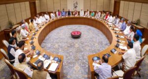 Modi Cabinet Reshuffle: मोदी कैबिनेट में बड़े फेरबदल की चर्चा तेज, वैष्णव का प्रमोशन और गडकरी के विभाग में बदलाव की अटकलें
