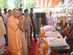 जन्माष्टमी से पहले मुख्यमंत्री योगी ने उपहारों के माखन से भरी ब्रजवासियों की ‘मटकी’