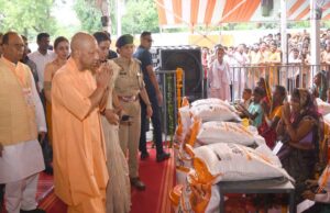 जन्माष्टमी से पहले मुख्यमंत्री योगी ने उपहारों के माखन से भरी ब्रजवासियों की ‘मटकी’