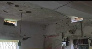 जर्जर भवन में संचालित आंगनवाड़ी, बांस और टूटे एल्बेस्टर से बनी अस्थाई रसोई