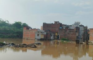 लखनऊ में नदियां उफान पर, सई नदी का पानी गांवों की ओर बढ़ा; सैकड़ों बीघे फसलें डूबीं