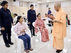 जनता दर्शन में बुजुर्ग की पीड़ा सुन भावुक हुए CM योगी, आरोपियों पर सख्त कार्रवाई के निर्देश
