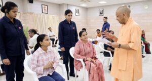 जनता दर्शन में बुजुर्ग की पीड़ा सुन भावुक हुए CM योगी, आरोपियों पर सख्त कार्रवाई के निर्देश