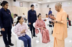 जनता दर्शन में बुजुर्ग की पीड़ा सुन भावुक हुए CM योगी, आरोपियों पर सख्त कार्रवाई के निर्देश