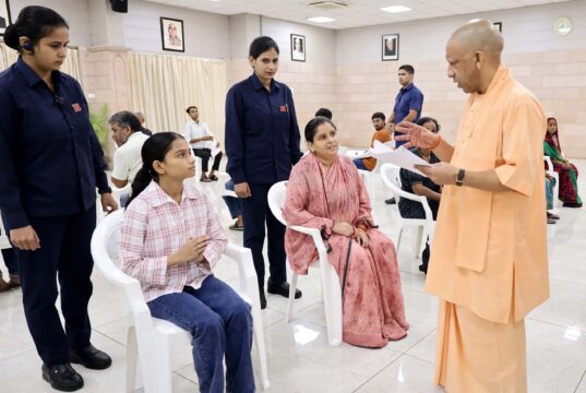 जनता दर्शन में बुजुर्ग की पीड़ा सुन भावुक हुए CM योगी, आरोपियों पर सख्त कार्रवाई के निर्देश