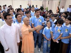 देवप्रयाग के मेधावी छात्रों ने किया गोमती बुक फेस्टिवल का भ्रमण, मिली ‘एग्जाम वॉरियर्स’ पुस्तक