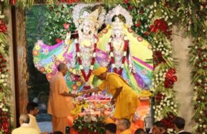 जन्माष्टमी पर मथुरा पहुंचे CM योगी, श्रीकृष्ण जन्मस्थान में किया पूजन; श्रद्धालुओं पर बरसाए फूल