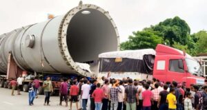 308 पहियों वाला ‘बाहुबली’ ट्रक चंदौली में फंसा, दलदल ने रोकी 200 टन के बॉयलर की राह