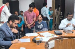 कलेक्टर लंगेह ने जनदर्शन में सुनी आमजनों की समस्याएं, निराकरण के दिए निर्देश