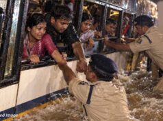 CG में ओवरफ्लो पुल पर फंसी बस, पुलिस ने 70 यात्रियों की बचाई जान