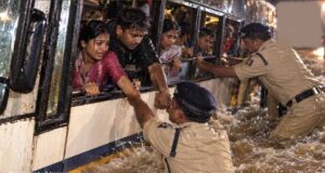 CG में ओवरफ्लो पुल पर फंसी बस, पुलिस ने 70 यात्रियों की बचाई जान