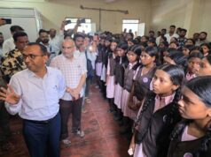 बिजली और क्लास की मांग को लेकर छात्राओं का पैदल मार्च, कलेक्ट्रेट पहुंचकर जताया विरोध