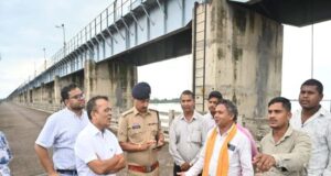 जांजगीर-चांपा में उफान पर महानदी, कलेक्टर-SP ने बाढ़ प्रभावित इलाकों का लिया जायजा