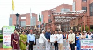 आईसीएआर-एनआईबीएसएम ने एससीएसपी कार्यक्रम के तहत किसानों को वितरित किए पावर स्प्रेयर एवं सोलर पैनल