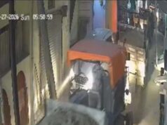 पुलिस को देख रेत माफियाओं ने संकरी गलियों में दौड़ाए ट्रैक्टर, कार भी घसीटी
