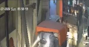 पुलिस को देख रेत माफियाओं ने संकरी गलियों में दौड़ाए ट्रैक्टर, कार भी घसीटी