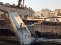 ग्वालियर में एलिवेटेड रोड किनारे धंसी सड़क, 4 मकानों में आई दरारें