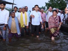 बाढ़ पीड़ितों के बीच पहुंचे राजस्व मंत्री टंक राम वर्मा