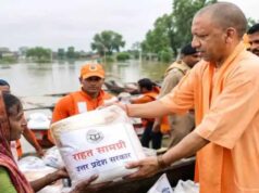 योगी सरकार के निर्देश पर बाढ़ प्रभावितों को नावों से पहुंचाया जा रहा भोजन और राशन