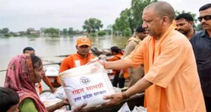 योगी सरकार के निर्देश पर बाढ़ प्रभावितों को नावों से पहुंचाया जा रहा भोजन और राशन
