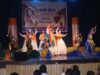 खैरागढ़ में ‘नमो सेवा–अनकही कहानियां’ का भव्य मंचन, 500 से अधिक विद्यार्थियों ने देखी नाट्य प्रस्तुति