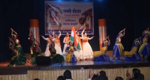खैरागढ़ में ‘नमो सेवा–अनकही कहानियां’ का भव्य मंचन, 500 से अधिक विद्यार्थियों ने देखी नाट्य प्रस्तुति