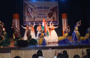 खैरागढ़ में ‘नमो सेवा–अनकही कहानियां’ का भव्य मंचन, 500 से अधिक विद्यार्थियों ने देखी नाट्य प्रस्तुति