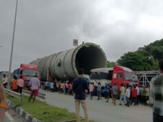 308 पहियों वाला ‘बाहुबली’ ट्रक देखने उमड़ी भीड़, 200 टन का बॉयलर लेकर पहुंचा वाराणसी