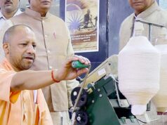गांधी जयंती पर CM योगी ने खरीदा खादी का गमछा, बोले- स्वदेशी से स्वावलंबन की ओर बढ़े भारत