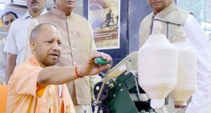 गांधी जयंती पर CM योगी ने खरीदा खादी का गमछा, बोले- स्वदेशी से स्वावलंबन की ओर बढ़े भारत