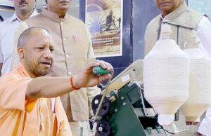 गांधी जयंती पर CM योगी ने खरीदा खादी का गमछा, बोले- स्वदेशी से स्वावलंबन की ओर बढ़े भारत
