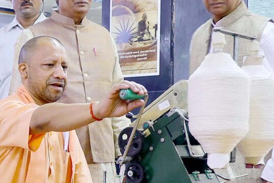 गांधी जयंती पर CM योगी ने खरीदा खादी का गमछा, बोले- स्वदेशी से स्वावलंबन की ओर बढ़े भारत