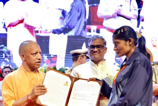 मुख्यमंत्री योगी आदित्यनाथ ने 470 खिलाड़ियों को सौंपे नियुक्ति पत्र, अब पुलिस की वर्दी में निभाएंगे नई जिम्मेदारी