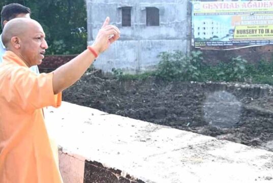बाढ़ प्रभावित इलाकों में सफाई अभियान तेज, योगी सरकार का जलनिकासी और स्वास्थ्य सुरक्षा पर जोर