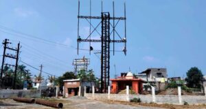 रायपुर: फुंडहर के खेल मैदान में निजी होर्डिंग लगाने का विरोध, सुरक्षा मानकों की अनदेखी का आरोप