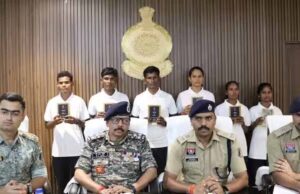 बस्तर में नक्सलवाद को झटका, 35 लाख के इनामी 6 नक्सलियों ने किया आत्मसमर्पण