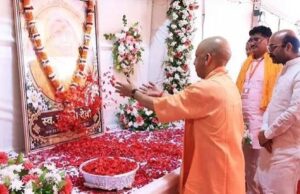 हरीश द्विवेदी के गांव पहुंचे मुख्यमंत्री, दिवंगत माता को दी श्रद्धांजलि