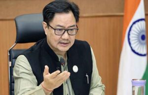 किरेन रिजिजू का बयान- ‘भारत को कभी नहीं तोड़ सकतीं विरोधी ताकतें’, कांग्रेस के झंडों पर विवाद