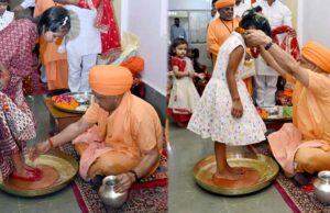 बेटियों के पांव पखार सीएम योगी ने की मातृ शक्ति की आराधना