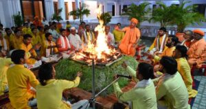 महानिशा पूजन कर सीएम योगी ने की जगत कल्याण की प्रार्थना