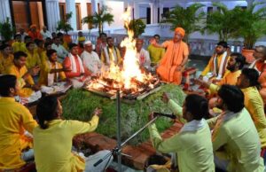 महानिशा पूजन कर सीएम योगी ने की जगत कल्याण की प्रार्थना