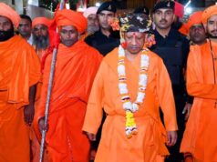 योगी आदित्यनाथ की अगुवाई में निकली गोरक्षपीठ की भव्य विजयादशमी शोभायात्रा, जगह-जगह हुआ स्वागत