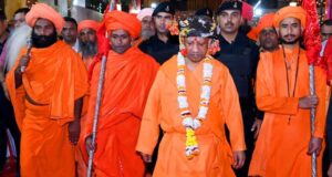 योगी आदित्यनाथ की अगुवाई में निकली गोरक्षपीठ की भव्य विजयादशमी शोभायात्रा, जगह-जगह हुआ स्वागत