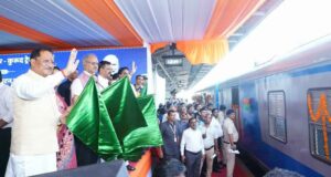 केंद्रीय रेल मंत्री अश्विनी वैष्णव और मुख्यमंत्री विष्णु देव साय ने रावघाट – रायपुर एवं रायपुर – कुरूद यात्री रेल सेवाओं को दिखाई हरी झंडी