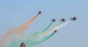 वाराणसी में गंगा की लहरों के ऊपर आसमान में गूंजा भारतीय वायुसेना का शौर्य, राफेल-सुखोई के करतबों से रोमांचित हुए दर्शक